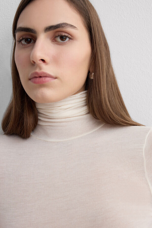 Body s vysokým límcem z ultralehkého modalu a kašmíru Body s vysokým límcem z ultralehkého modalu a kašmíru