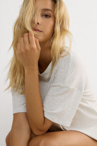 Elegantní pohodlná halenka s krátkými rukávy z modalu