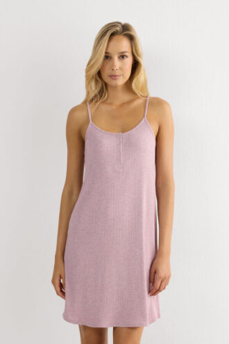 Elegantní pohodlná noční košile s tenkými ramínky