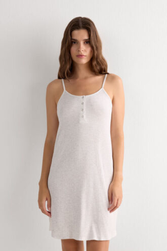 Elegantní pohodlná noční košile s tenkými ramínky