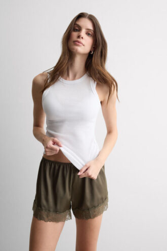 Hedvábné šortky s krajkovým lemem