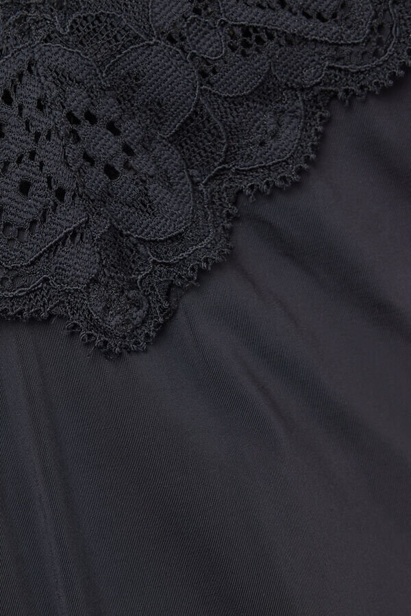 Krajka a mikrovlákno, Brazilian kalhotky ve stylu 80. let Krajka a mikrovlákno, Brazilian kalhotky ve stylu 80. let