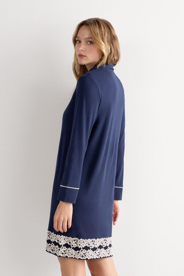 Krásná květinová noční košile s otevřeným předním dílem Krásná květinová noční košile s otevřeným předním dílem