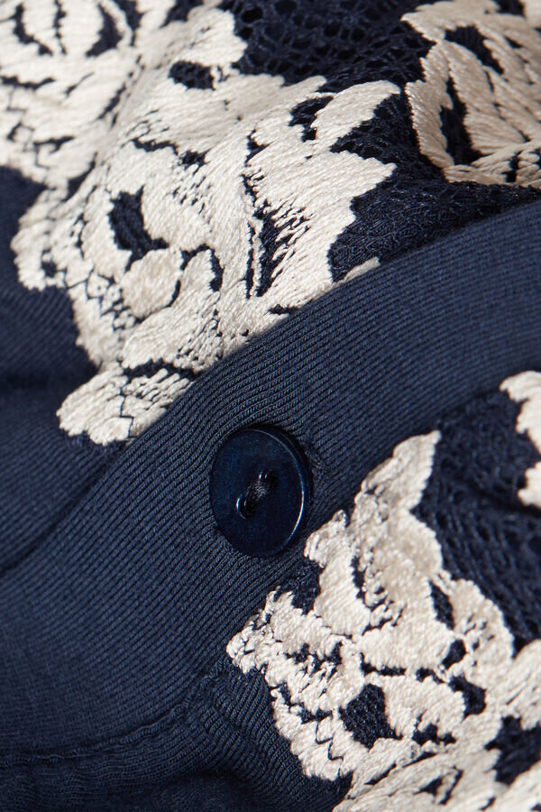 Krásná květinová noční košile s otevřeným předním dílem Krásná květinová noční košile s otevřeným předním dílem