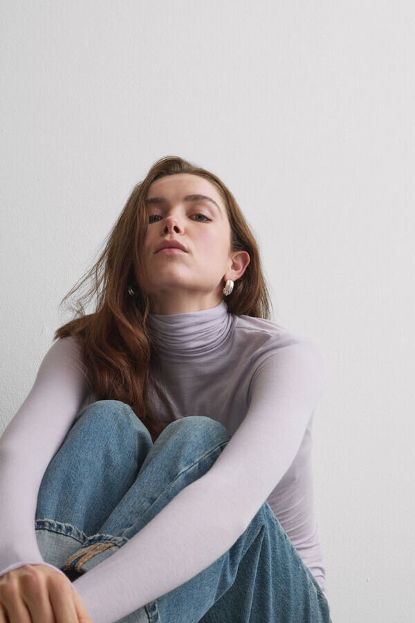 Modální kašmírové ultralehké tričko s vysokým výstřihem Modální kašmírové ultralehké tričko s vysokým výstřihem