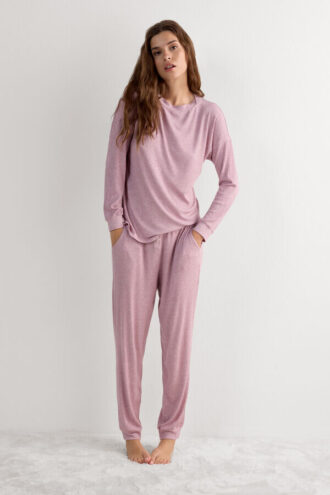 Pohodlný elegantní top s dlouhým rukávem a lodním výstřihem z modalu