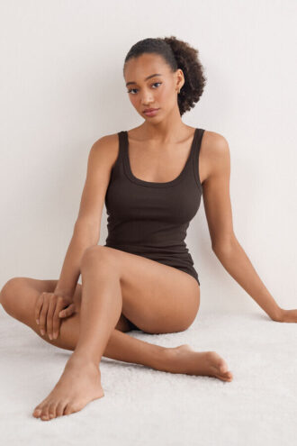 Tílko s racerbackem z vysoce kvalitní bavlny