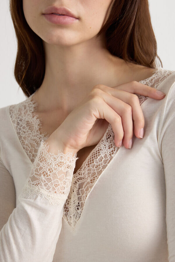 Ultralehká kašmírová halenka s dlouhým rukávem a krajkou Ultralehká kašmírová halenka s dlouhým rukávem a krajkou